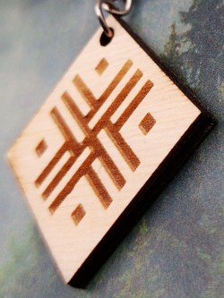 Брелок из дерева Путник