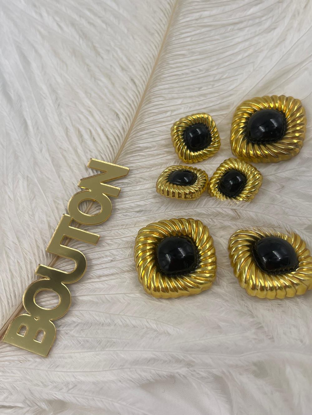 Пуговицы квадратные золотистые с черной эмалью