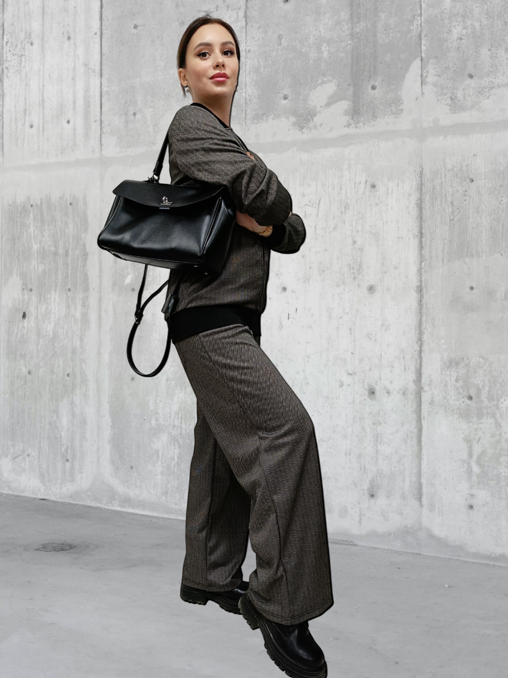 20842 Костюм женский (брюки-палаццо и бомбер) черный в елочку жаккард (52)