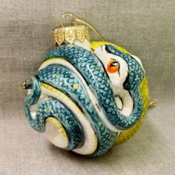 Фарфоровая ёлочная игрушка Шар со змеями