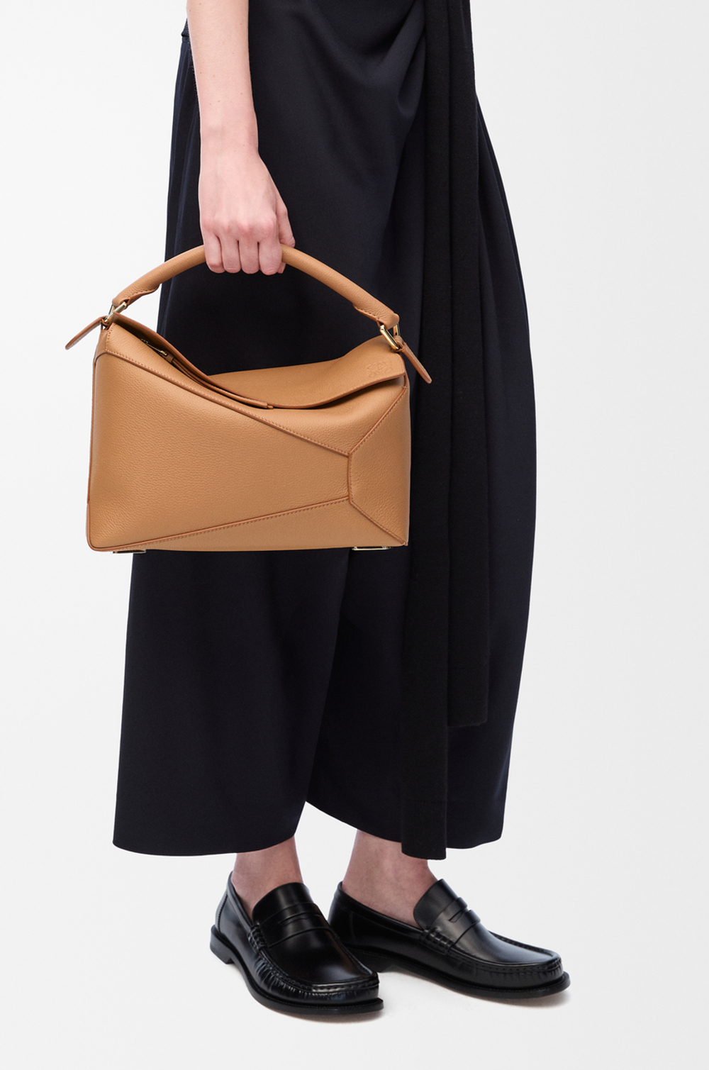 Loewe Сумка среднего размера Puzzle Edge из мягкой зернистой телячьей кожи, тоффи
