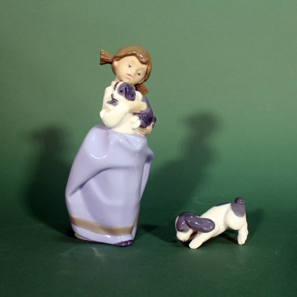 Фарфоровая композиция «Девочка и щенки»