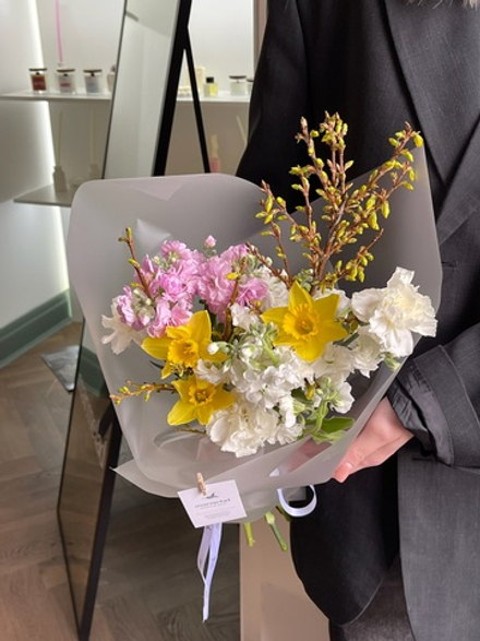 Букет сборный из маттиолы, веток форзиции нарциссов и диантусов