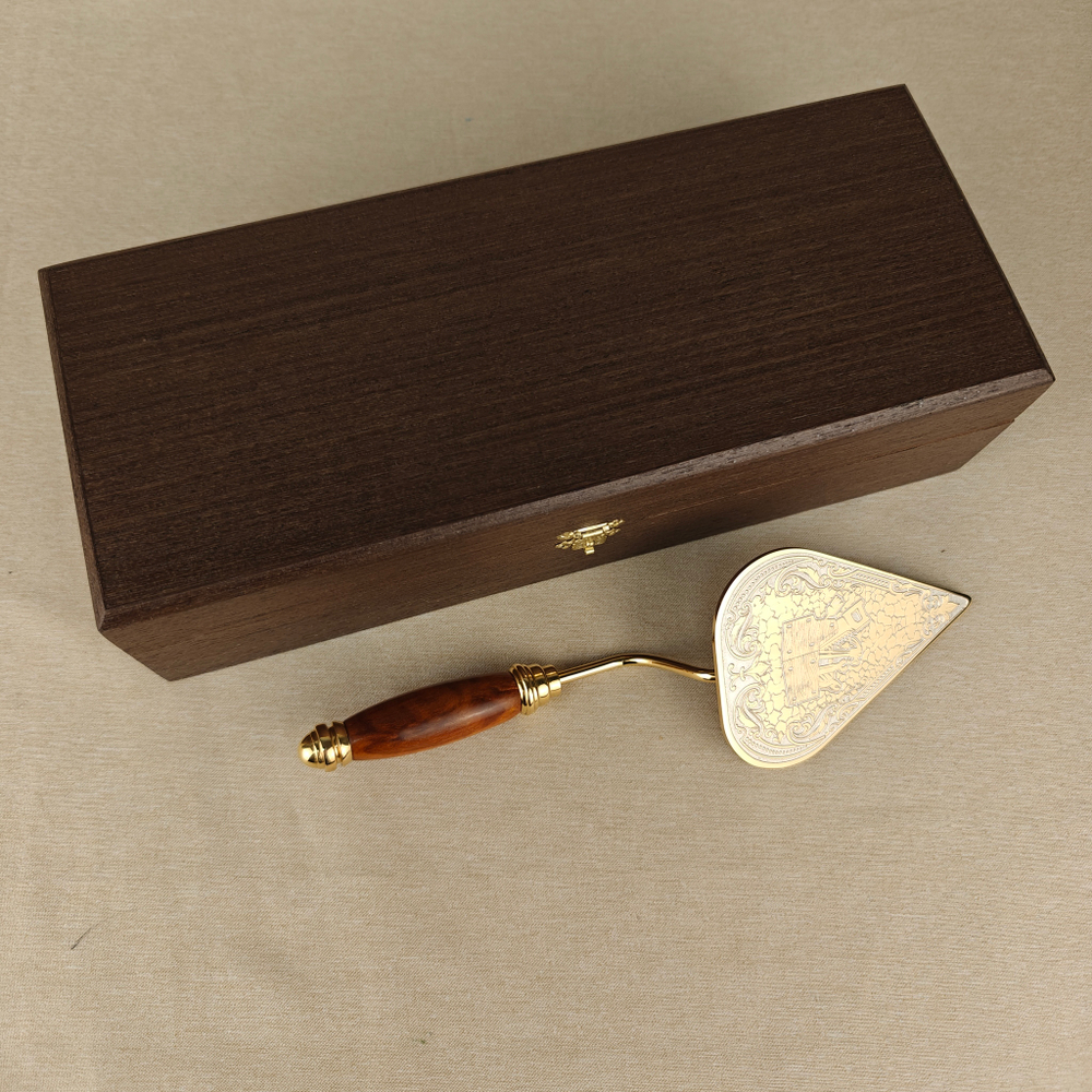 Подарок строителю " Сувенирный мастерок" малый в подарочном футляре