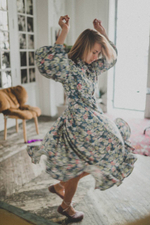 Платье оверсайз "Рюши" из штапеля-твила, яркие цветы на голубом