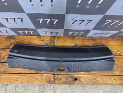 Накладка замка крышки багажника Kia Sorento 2 (XM)  Б/У Оригинал 857702p000