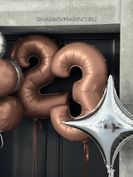 Композиция из фольгированных шаров на 23 февраля в шоколадно-серебряных оттенках