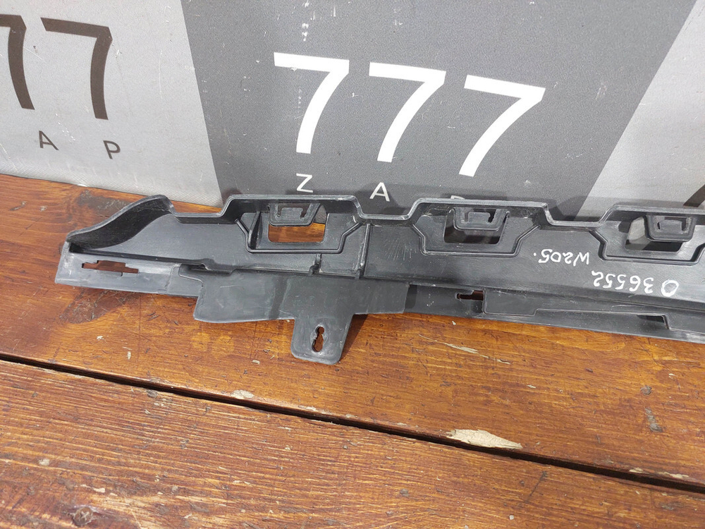 Кронштейн решетки радиатора Mercedes C (W205) 14-21 Б/У Оригинал A2058851165