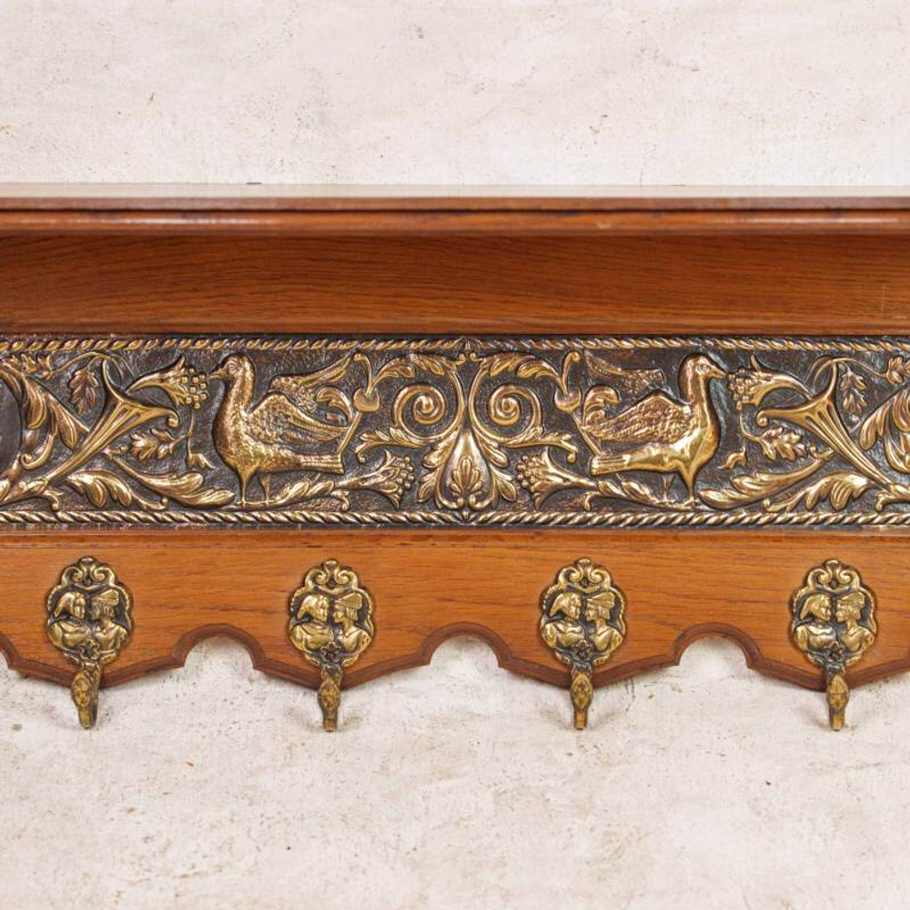 Настенная вешалка в Неоренессансном стиле