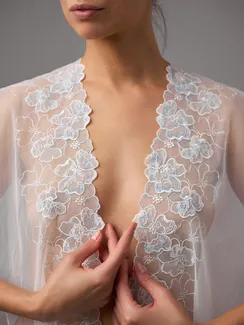 05-164 Вышивка на неэл. сетке 21 см, айвори/белый/голубой (левая)