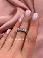 Кольцо серебристое с крупными камнями цирконами в форме треугольников