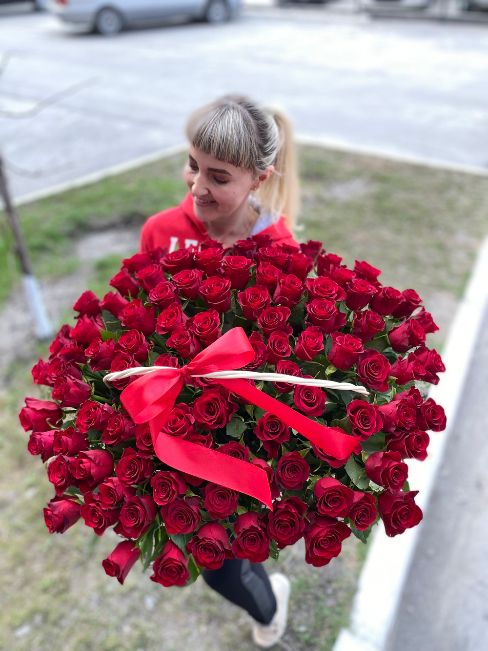 Корзина 101 роза Кения 40 см красные