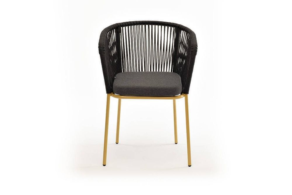 "Марсель" стул плетеный из роупа, каркас из стали золотой глянец, роуп темно-серый круглый, ткань серая