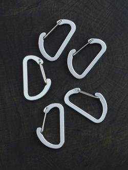 В АССОРТИМЕНТЕ 5 карабинов вспомогательных до 8 кг алюминий 40х25 мм