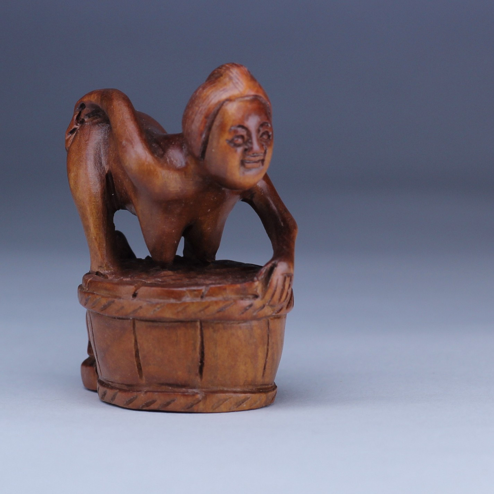 Нэцкэ Красавица моется в бочке и лягушка