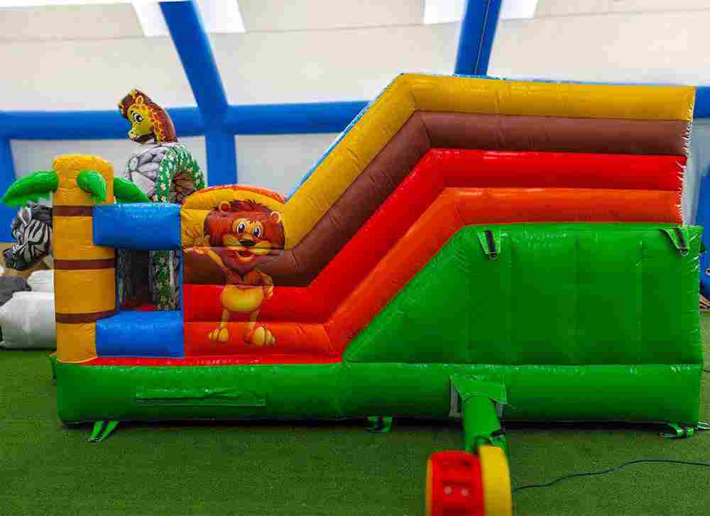 Коммерческий надувной батут «Сафари-экскурсия 2», с горкой 5*4*2,8 м