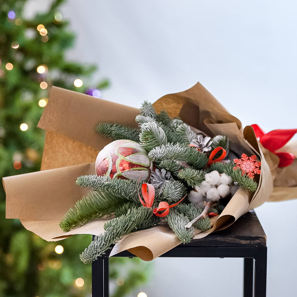 Новогодний букет с нобилисом и игрушками