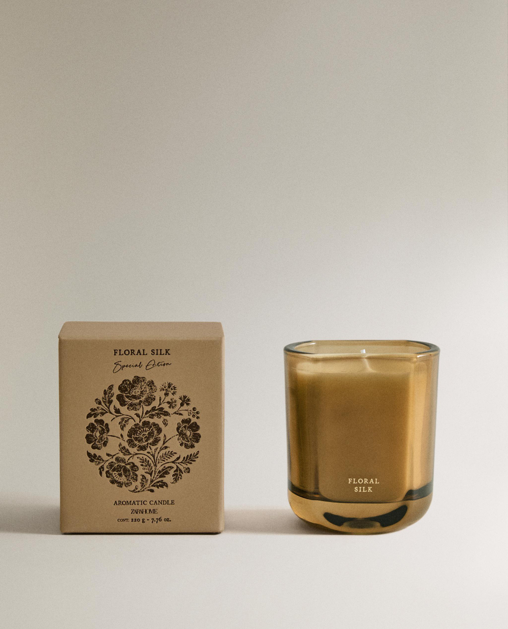 Zara Home Свеча ароматическая Floral Silk 220 г, растительный воск, аромат цветочный, Розовый