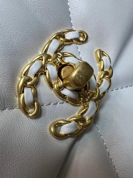 Сумка-конверт Chanel 19 среднего размера белый