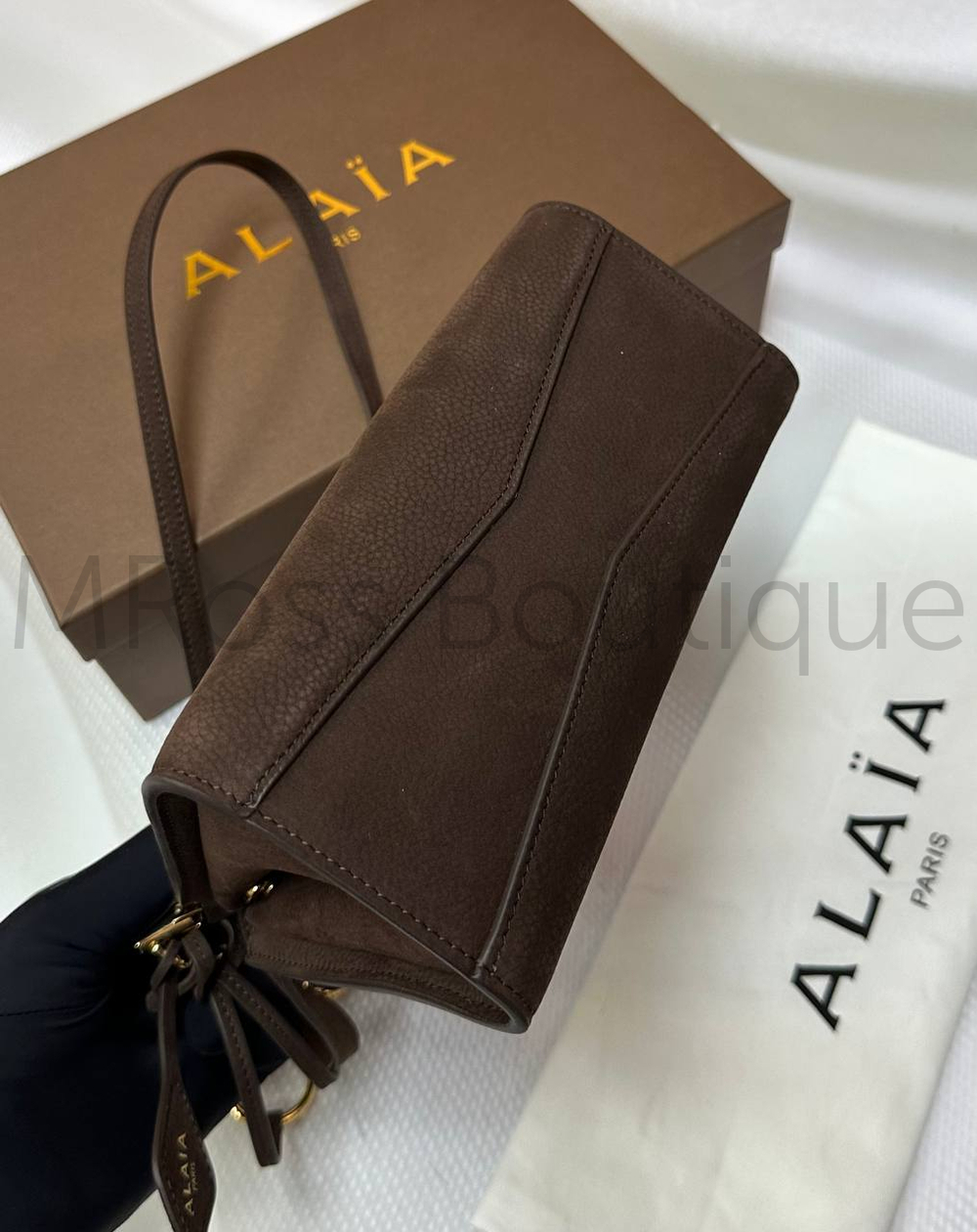 Маленькая сумка на плечо Alaia Le Click темно-коричневого цвета
