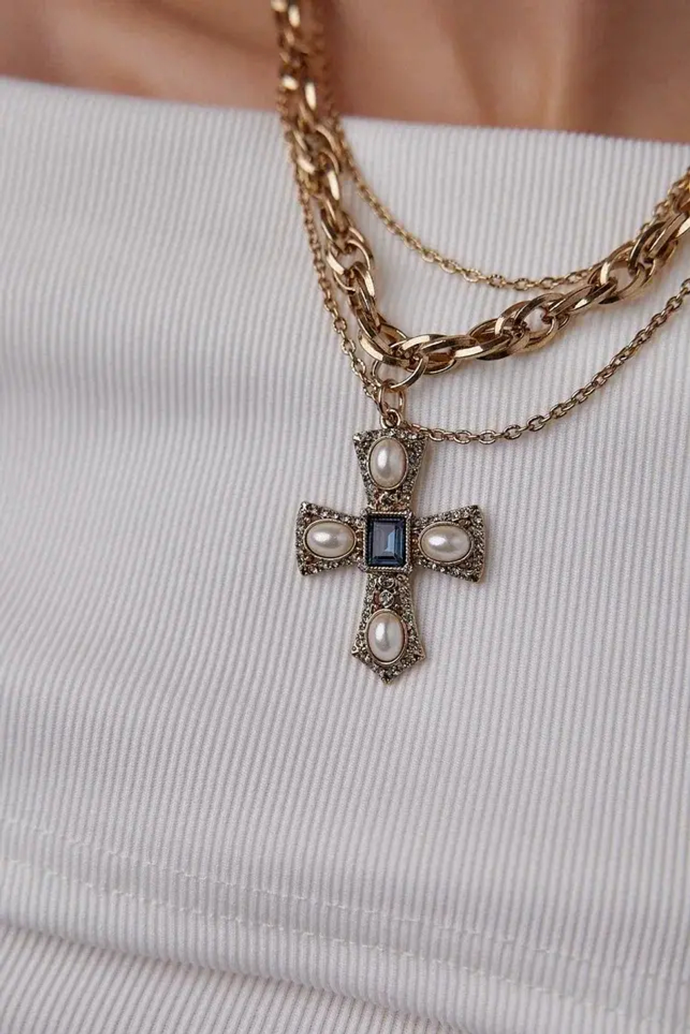 Кулон крест с кристаллом Лондон блу и жемчугом на двойной витой цепочке, оттенок золото