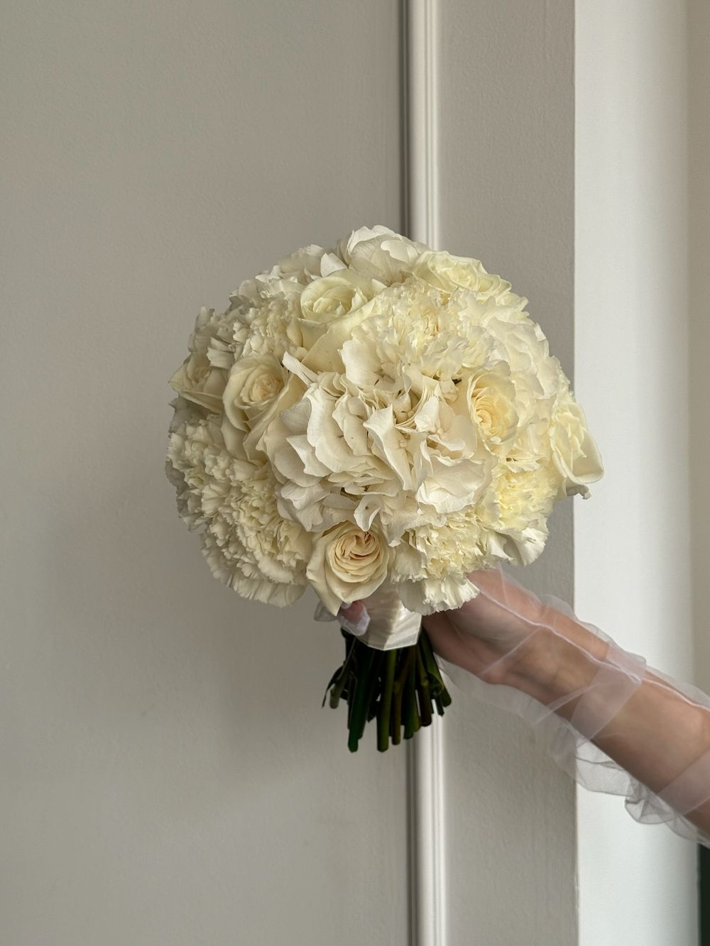 Свадебный букет из гортензии, одноголовых роз и диантусов