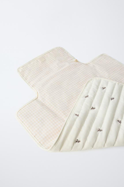 ZARA ПЕЛЕНАЛЬНЫЙ КОВРИК ДЛЯ МАМ С ЦВЕТОЧНЫМ ПРИНТОМ, ЭКРЮ