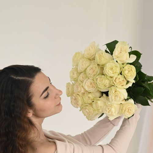 21 Роза белая Эквадор 60см.