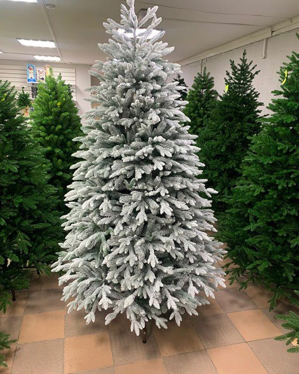 Заснеженная елка с гирляндой встроенной «Эльга» (Литая хвоя) от 1,5 м до 3 м