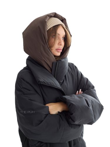 Черно-шоколадный длинный пуховик с капюшоном