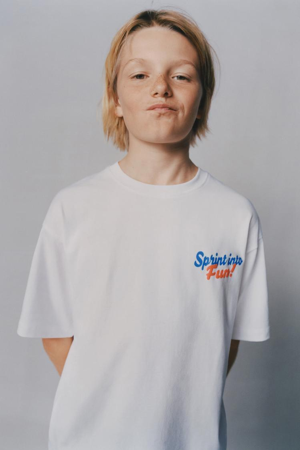 ZARA ФУТБОЛКА С НАДПИСЬЮ И НАШИВКОЙ, БЕЛЫЙ