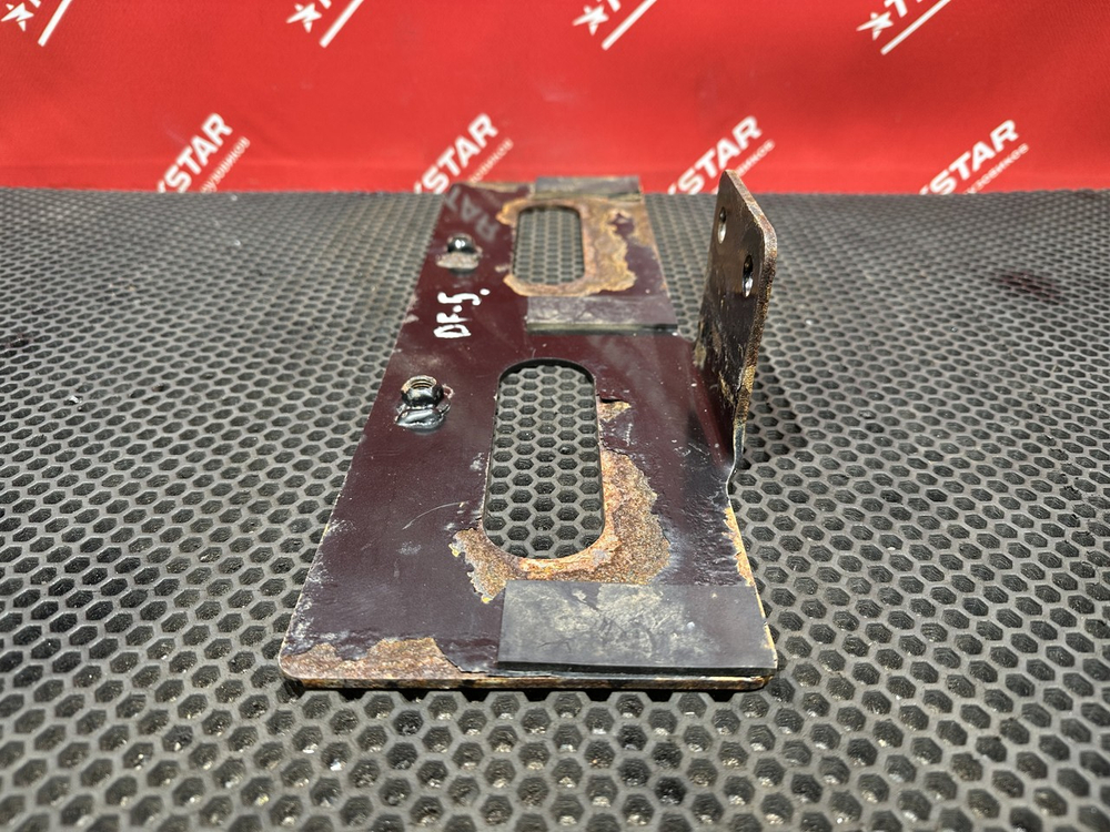 Кронштейн подножки левый 2023г.