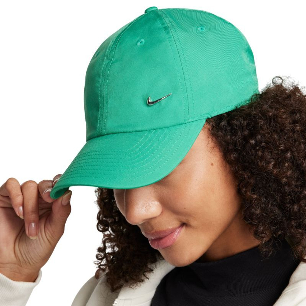 Теннисная кепка Nike Dri-Fit Club Unstructured Metal Swoosh Cap - stadium green/metallic silver
