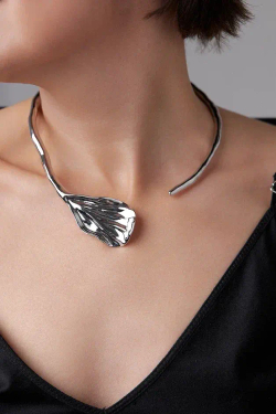 Колье-обруч Flora Belissima ассиметричный плоский лепесток, оттенок серебро