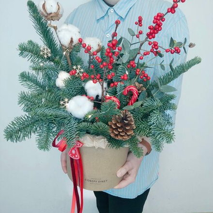 Новогодняя композиция в шляпной коробке с гирляндой