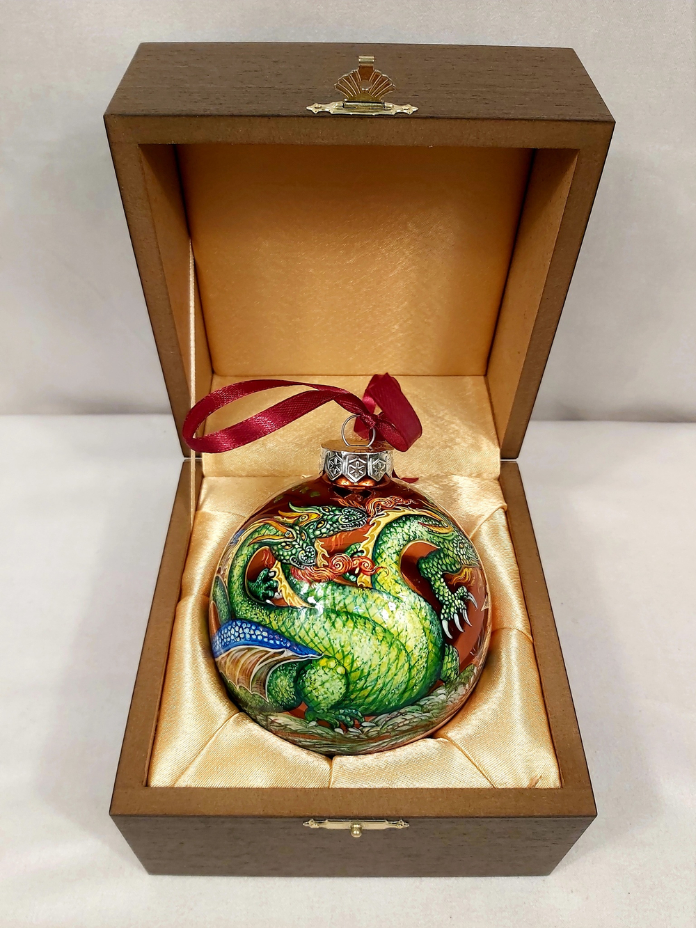 Шар новогодний с ручной росписью Палех "Бой с драконом" в футляре