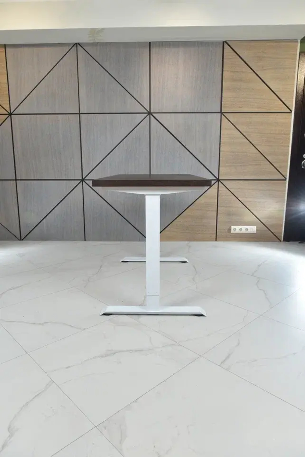 Регулируемый компьютерный стол Bazalt с регулировкой по высоте — столешница МДФ Венге