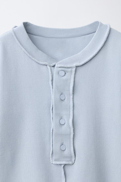 ZARA ФУТБОЛКА ОВЕРЛОК С ПУГОВИЦАМИ, ГОЛУБОЙ