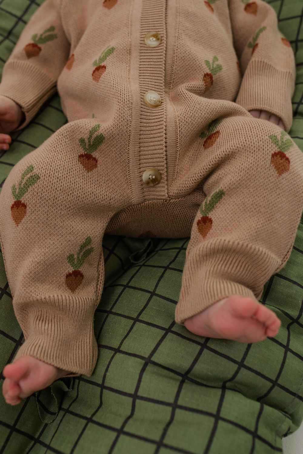 Комбинезон вязаный (редиски)