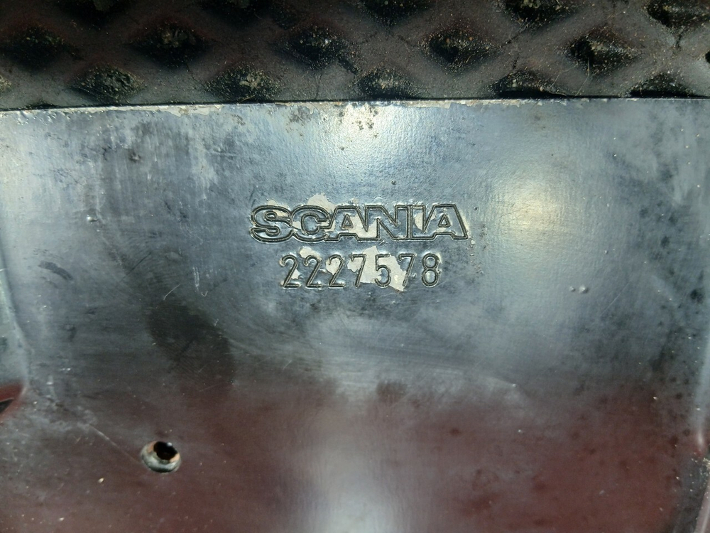 Кронштейн фары левой