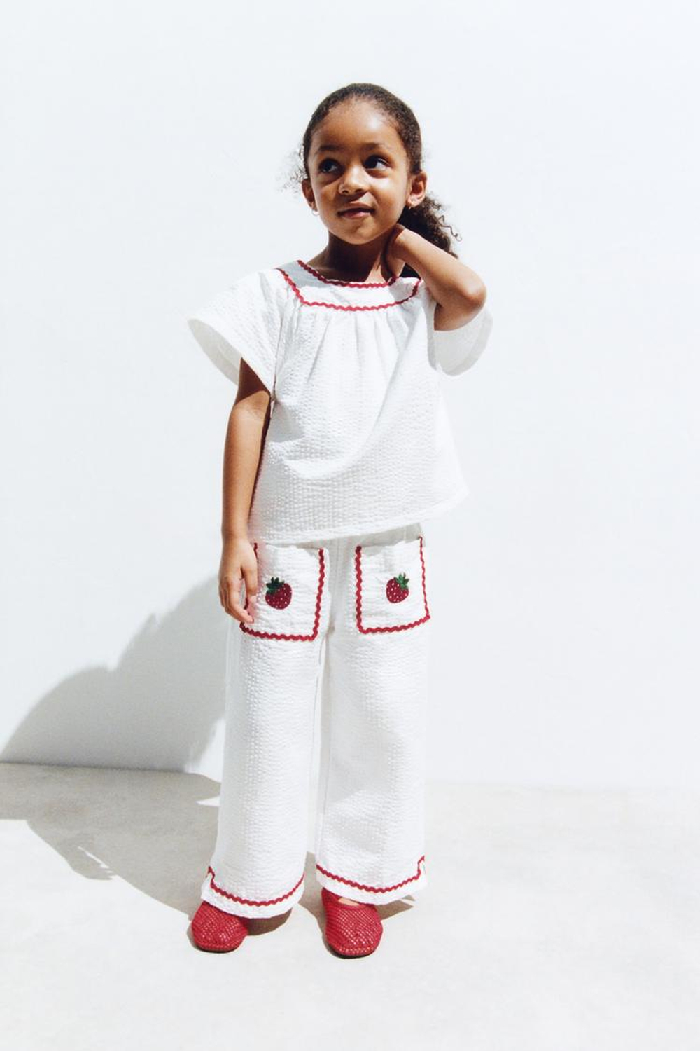 ZARA ТОП ИЗ ТЕКСТУРНОЙ ТКАНИ С ВОЛНИСТЫМ КРАЕМ, ЖЕЛТОВАТО-БЕЛЫЙ