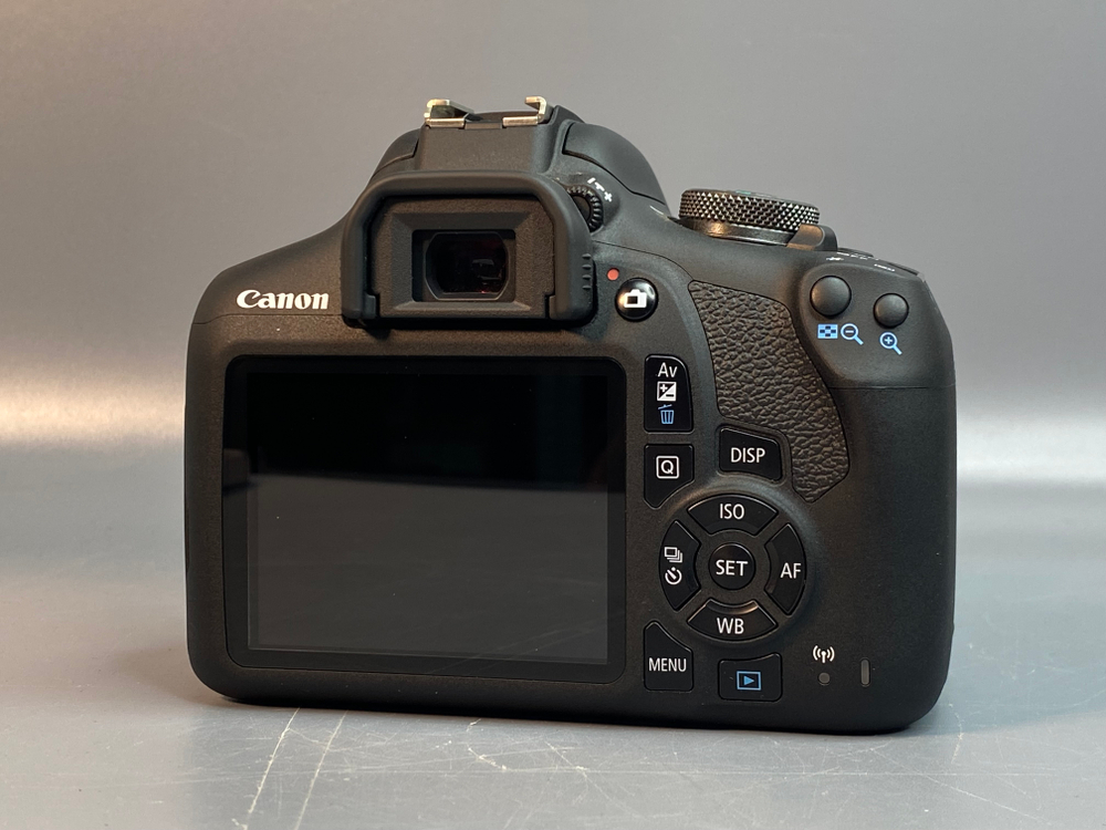 Canon 2000D Kit 18-55mm 3.5-5.6 IS II 800 кадров