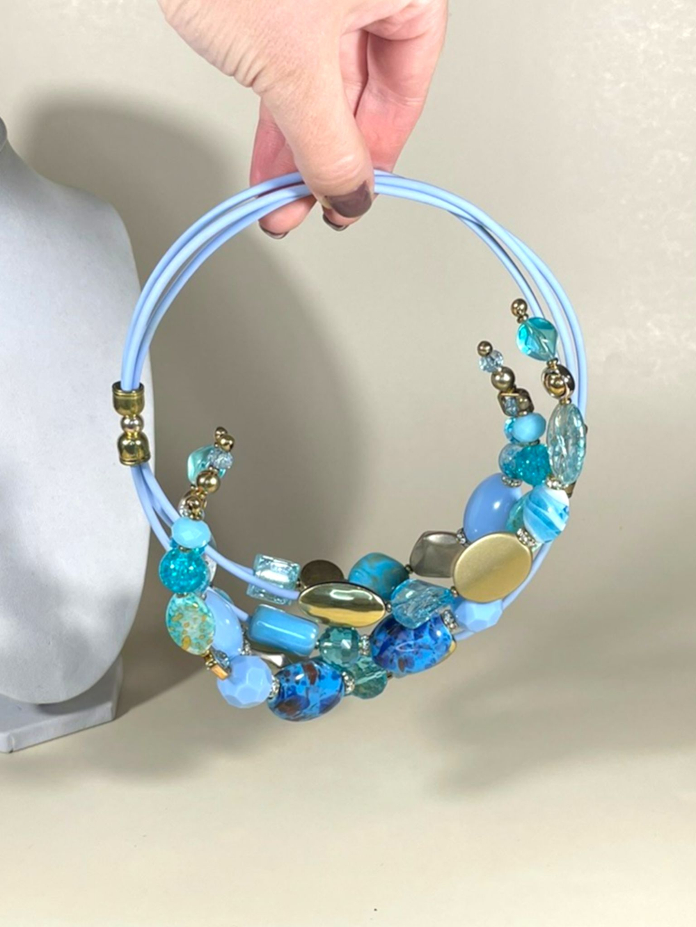 Колье из бусин на проволоке с памятью