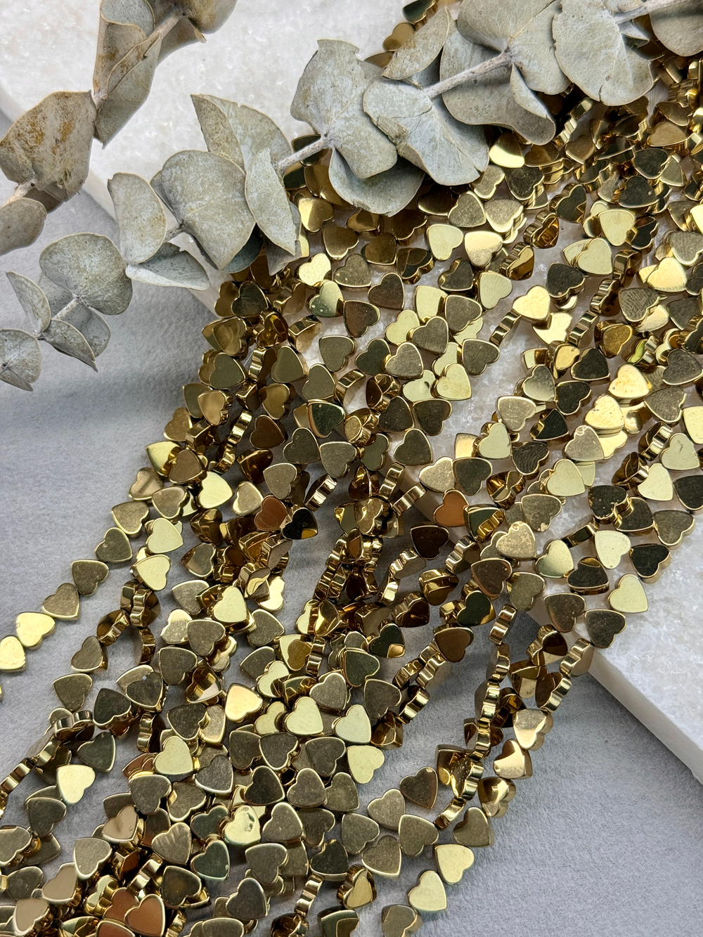 Гематит сердце, золото, 6 мм, нить 40 см