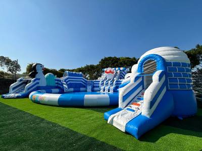 Надувной наземный аквапарк «Морское царство 3» с фигурой пингвина, 21*20*6 м