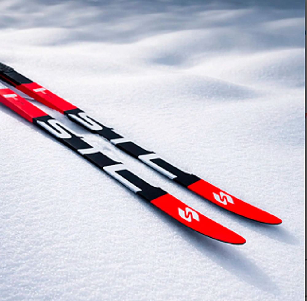 Беговые лыжи STC ULTRA MAX SKATE c установленной платформой NIS (2026/2027)