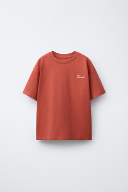 ZARA ФУТБОЛКА ИЗ ПЛОТНОЙ ТКАНИ С ВЫШИТОЙ НАДПИСЬЮ, КРАСНО-ОРАНЖЕВЫЙ