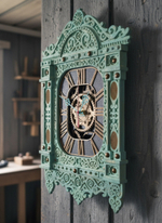 Резные мятные часы-наличник WOODandROOT в боковом ракурсе, выразительная резьба и слоистая покраска создают глубокий северный образ.