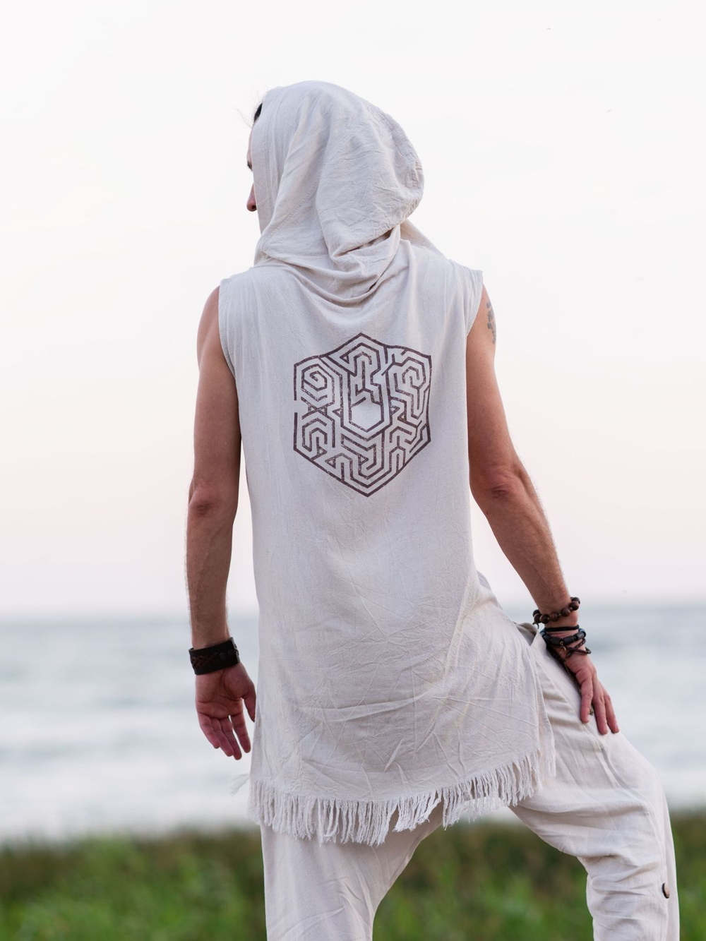 Мужская безрукавка с капюшоном (принт Лабиринт/молоко)
