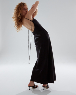 Платье макси с открытой спиной черное